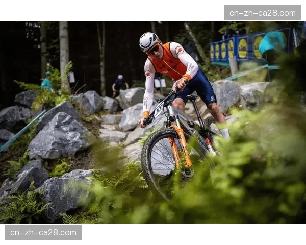 官方：荷兰自行车名将范德普尔因背伤退出本赛季春季古典赛剩余赛事